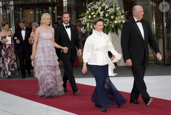 La princesse Mette-Marit et le prince Haakon à Oslo lors d'une soirée à l'Opéra le 2 juin 2010
