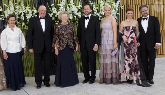 La princesse Mette-Marit et le prince Haakon entourés de la famille royale à Oslo lors d'une soirée à l'Opéra le 2 juin 2010
