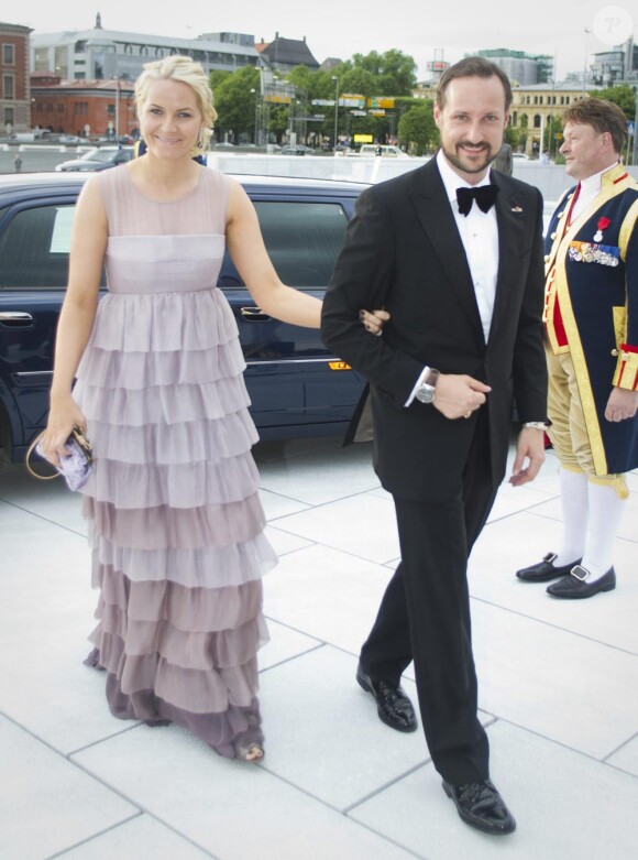 La princesse Mette-Marit et le prince Haakon à Oslo lors d'une soirée à l'Opéra le 2 juin 2010