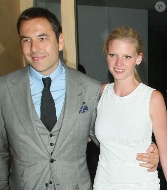 Lara Stone et David Walliams à la sortie du restaurant Nobu à Londres le 2 juin 2010