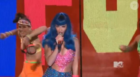 Katy Perry a mis le feu avec Snoop Dogg lors des MTV Movie Awards le 6 juin 2010 avec California Gurls
