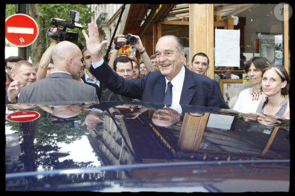 Jacques Chirac signe son livre Chaque pas doit être un but, le 6 juin 2010.