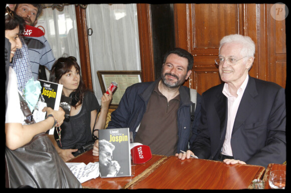 Lionel Jospin signe son livre Lionel raconte Jospin, le 6 juin 2010