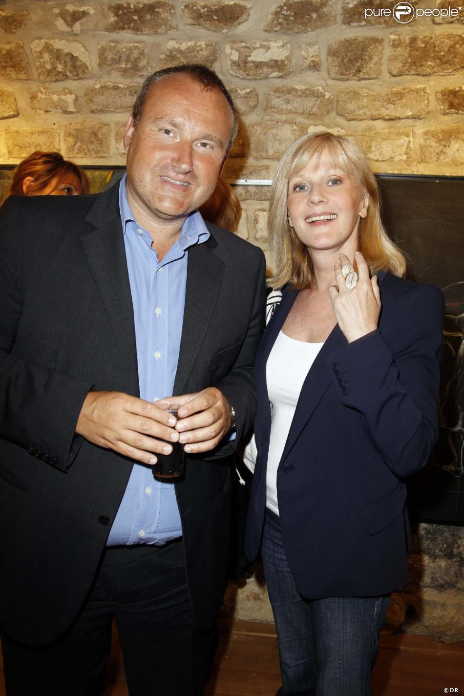 Cyril Chiaverni Et Elisa Servier Au Vernissage De L Exposition D