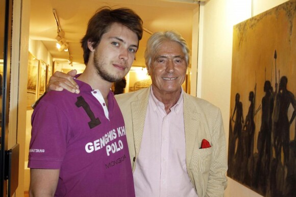 Pierre Cornette de Saint Cyr et son fils au vernissage de l'exposition d'Albert Bertti, le 8 juin 2010.