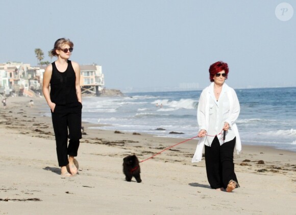 Kelly Osbourne et sa maman Sharon se baladent sur une plage de Malibu. 12 juin 2010