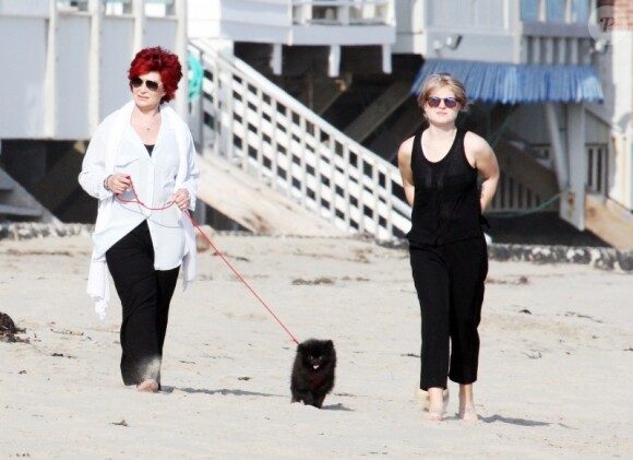 Kelly Osbourne et sa maman Sharon se baladent sur une plage de Malibu. 12 juin 2010