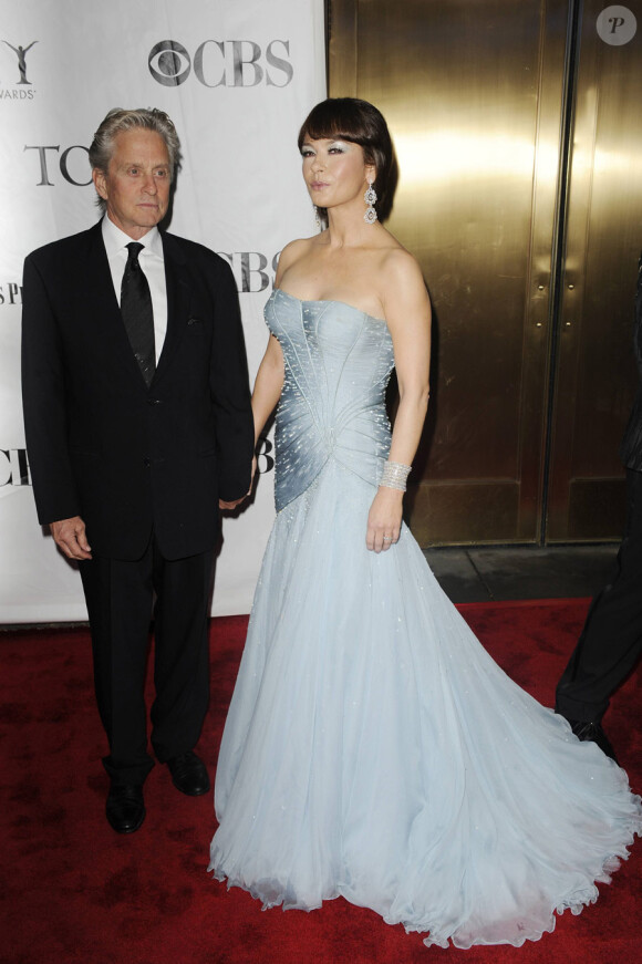 Michael Douglas et Catherine Zeta-Jones lors de la cérémonie des Tony Awards à New York le 13 juin 2010