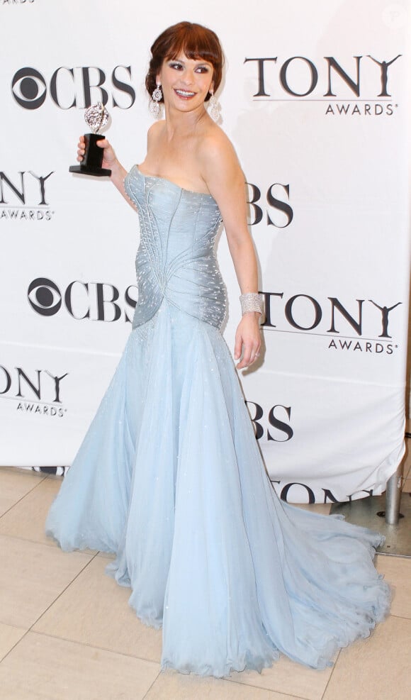 Catherine Zeta-Jones, sublime dans sa robe Versace, lors des Tony Awards le 13 juin 2010 à New York
