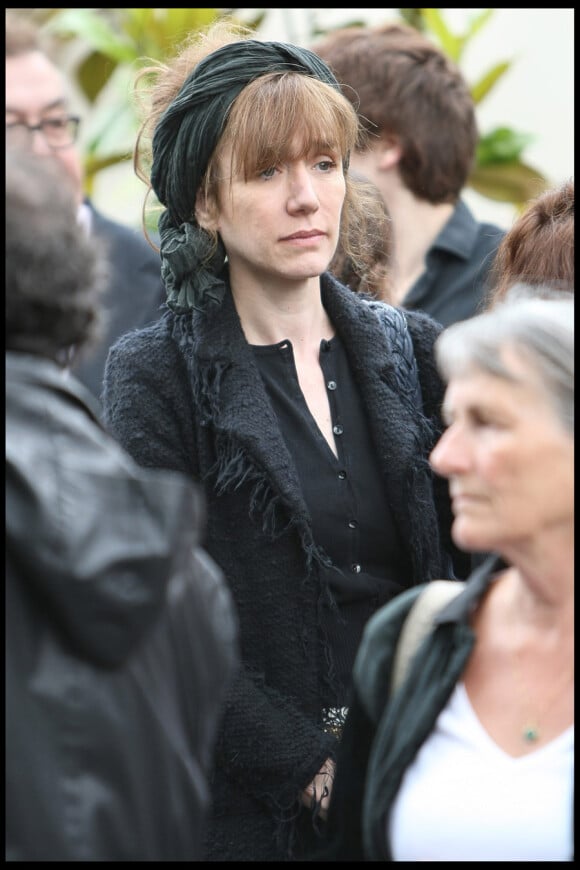 Virginie Lemoine lors des obsèques de Ginette Garcin au crématorium du Mont-Valérien dans les Hauts-de-Seine le 14 juin 2010