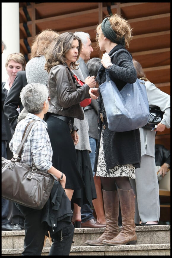 Samantha Rénier et Virginie Lemoine lors des obsèques de Ginette Garcin au crématorium du Mont-Valérien dans les Hauts-de-Seine le 14 juin 2010