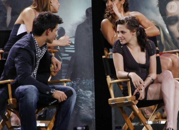 Le casting de Twilight sur le plateau du Jimmy Kimmel Live le 15 juin 2010 : sur la photo, Taylor Lautner et Kristen Stewart