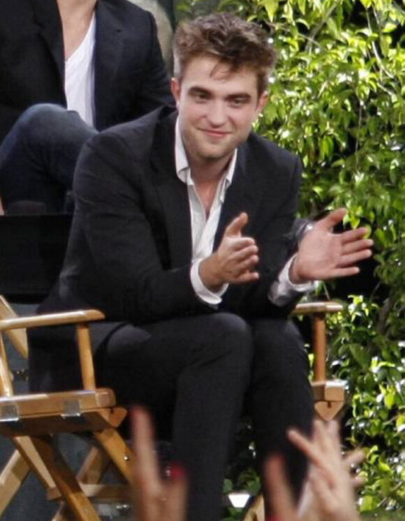 Le casting de Twilight sur le plateau du Jimmy Kimmel Live le 15 juin 2010 : Robert Pattinson