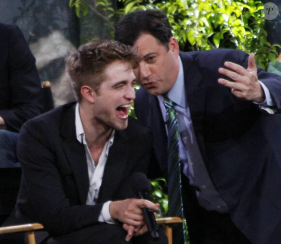 Le casting de Twilight sur le plateau du Jimmy Kimmel Live le 15 juin 2010 : Robert Pattinson et Jimmy Kimmel