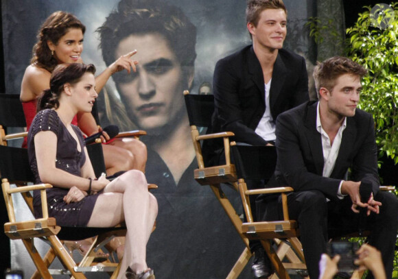 Le casting de Twilight sur le plateau du Jimmy Kimmel Live le 15 juin 2010 : Nikki Reed, Kristen Stewart et Robert Pattinson