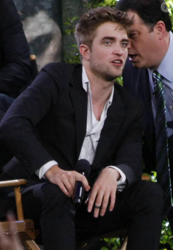 Le casting de Twilight sur le plateau du Jimmy Kimmel Live le 15 juin 2010 : Robert Pattinson