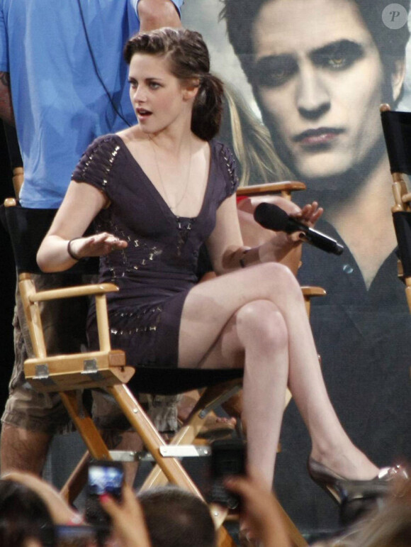 Le casting de Twilight sur le plateau du Jimmy Kimmel Live le 15 juin 2010 : Kristen Stewart