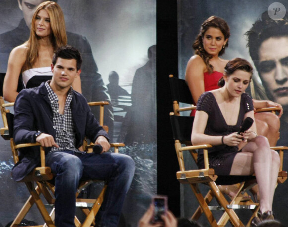 Le casting de Twilight sur le plateau du Jimmy Kimmel Live le 15 juin 2010 : Taylor Lautner et Kristen Stewart