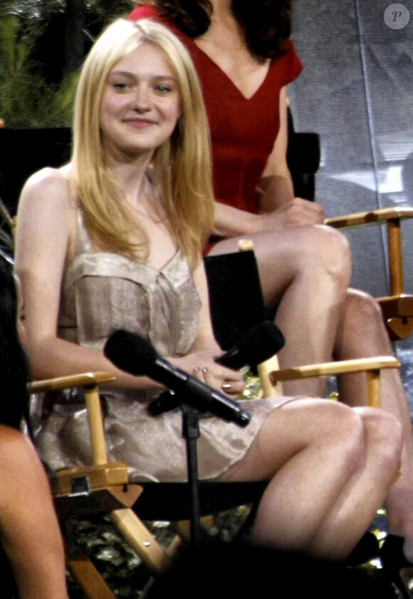 Le casting de Twilight sur le plateau du Jimmy Kimmel Live le 15 juin 2010 : Dakota Fanning