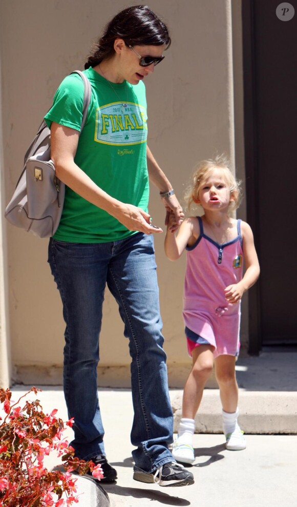 Jennifer Garner porte un t-shirt des Boston Celtics et se promène avec sa fille Violet sur la route de l'école à Los Angeles le 16 juin 2010