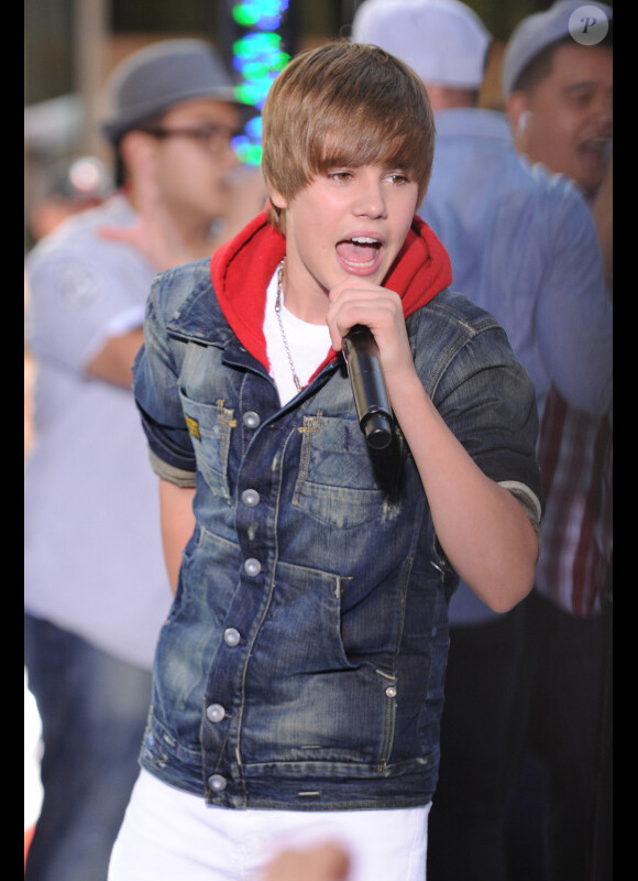Justin Bieber présente le clip de Somebody to love, nouvel extrait de son album My Worlds, interprété en duo avec Usher.