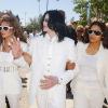Michael Jackson en compagnie de ses soeurs Latoya et Janet, en 2003