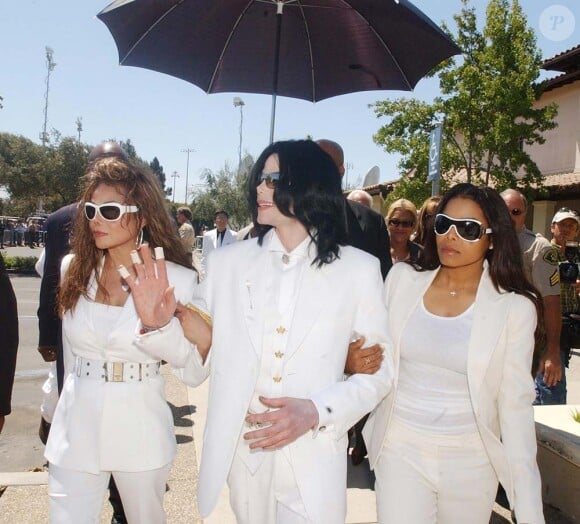 Michael Jackson en compagnie de ses soeurs Latoya et Janet, en 2003