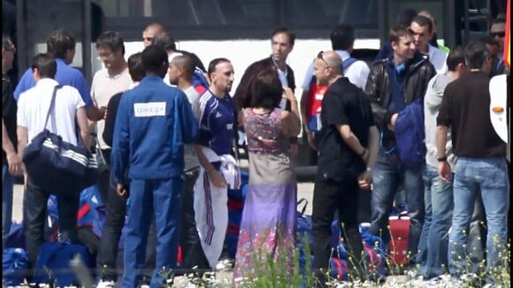 Regardez les Bleus arriver à l'aéroport du Bourget sous grande escorte policière... et tout sourire !