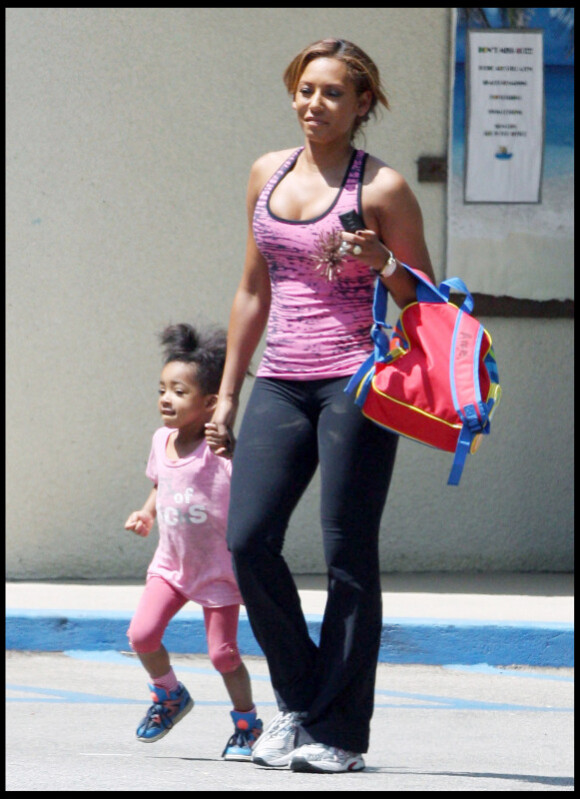 Melanie Brown et sa fille Angel à Tarzana en Californie, le 29 juin 2010