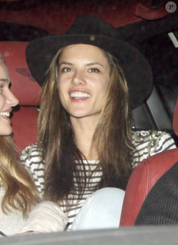 Alessandra Ambrosio et son compagnon Jamie Mazur, à la sortie d'un night-club, à Los Angeles, le 27 juin 2010