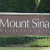 Enceinte de plus de 4 mois, Paulina Rubio, accompagnée de son papa et de son époux, se rend à la clinique Mount Sinai, à Miami, pour une échographie, vendredi 2 juillet.