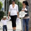 Camila Alves avec Levi et Vida le 29 juin 2010 à Los Angeles