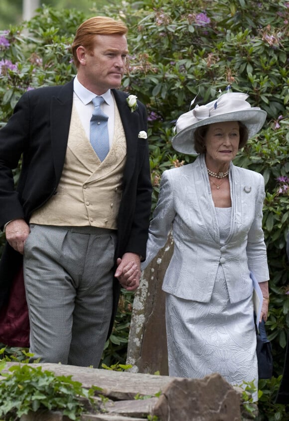 Le Prince  Harry au mariage de Mark Dyer et Amanda Kline, le 3 juin 2010 au Pays de Galles. Ici, le marié et sa mère.