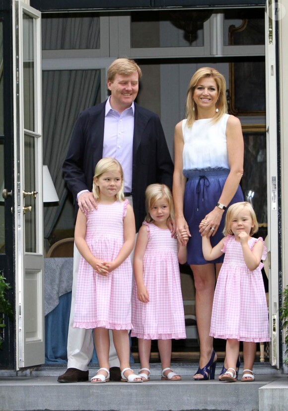 Willem-Alexander et Maxima des Pays-Bas en famille dans les jardins de la villa Eikenhorst, leur domicile à Wassenaar, le 5 juillet 2010.