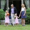 Willem-Alexander et Maxima des Pays-Bas en famille dans les jardins de la villa Eikenhorst, leur domicile à Wassenaar, le 5 juillet 2010.