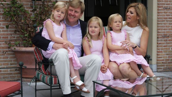Maxima et Willem-Alexander des Pays-Bas : Retrouvez le couple princier et ses trois fillettes dans leur jardin !