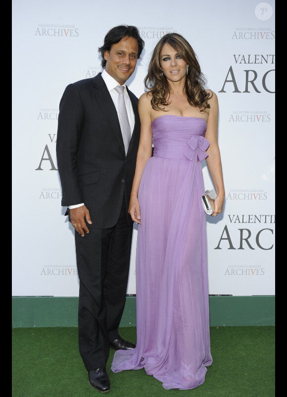 Elizabeth Hurley et son époux Arun Nayar à la soirée Valentino à Paris le 7 juillet 2010