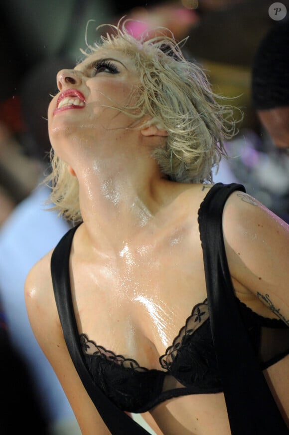 Pas très fraîche, Lady Gaga, alors qu'elle se produit sur la scène du Rockfeller Center, vendredi 9 juillet, à New York, dans le cadre de l'émission Today Show sur NBC.