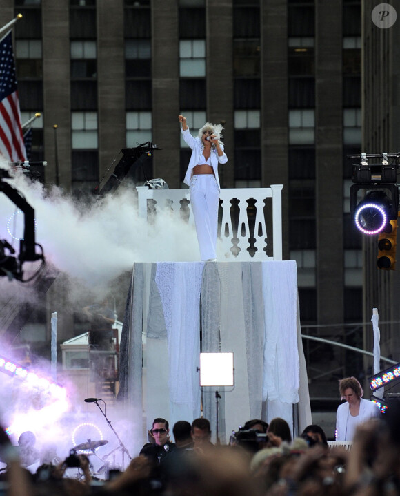 Tout de blanc vêtue, Lady Gaga se produisait sur la scène du Rockfeller Center dans le cadre du Today Show Summer Concert, vendredi 9 juillet.