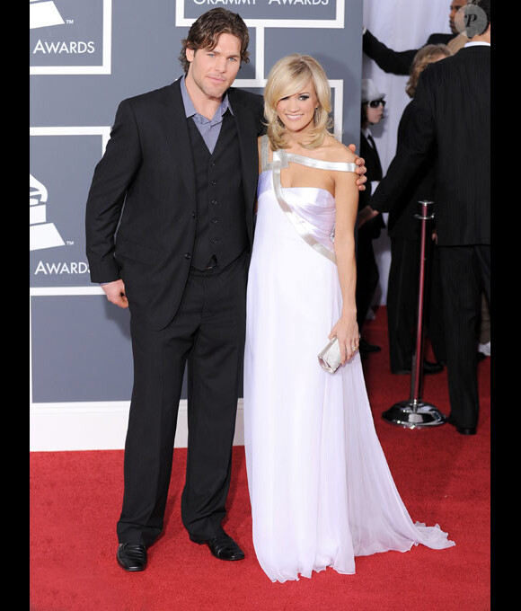 Carrie Underwood et Mike Fischer posent à Los Angeles, sur le tapis rouge des 52èmes Grammy Awards, en janvier 2010
