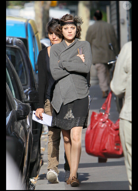 Marion Cotillard sur le tournage du film de Woody Allen à Paris. Le 6 juillet 2010