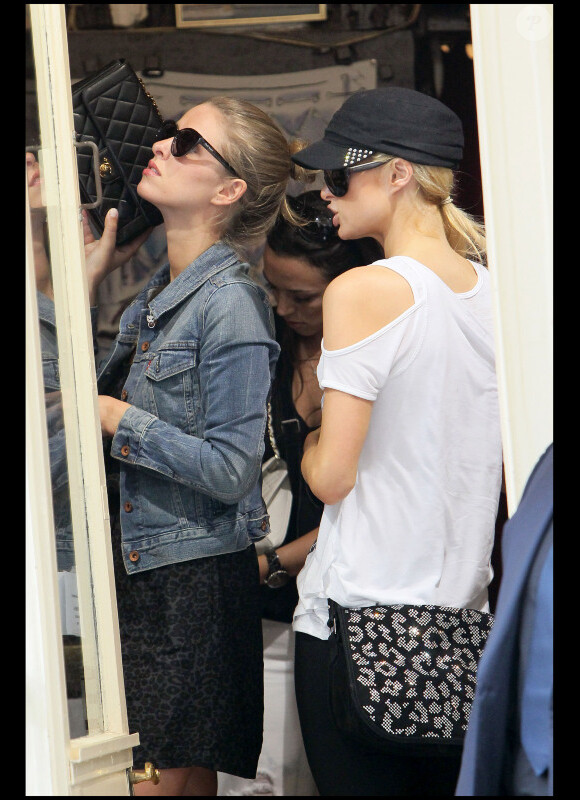 Nicky et Paris Hilton à Paris, le 15 juillet 2010