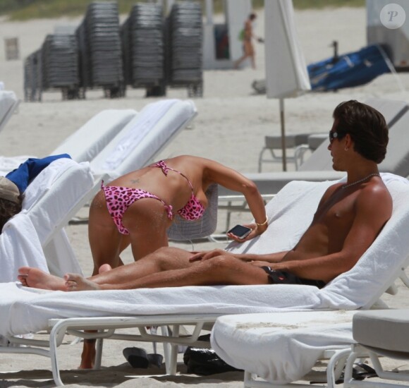 Shauna Sand et son compagnon sur la plage de Miami le 14 juillet 2010 