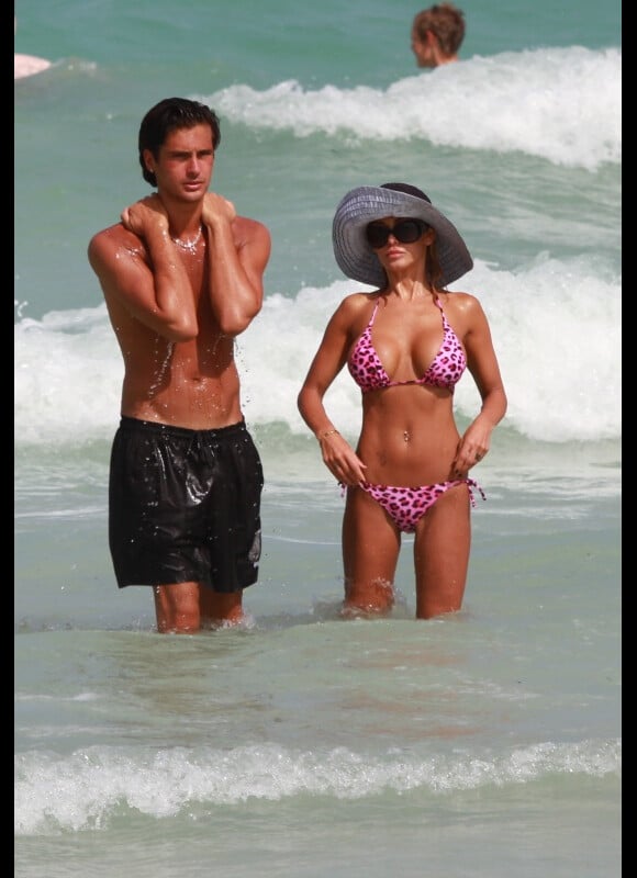 Shauna Sand et son compagnon sur la plage de Miami le 14 juillet 2010 