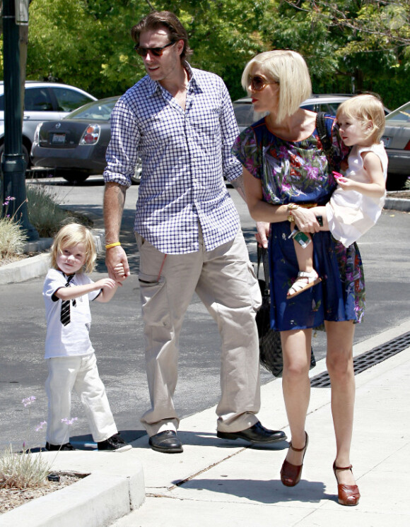 Tori Spelling et Dean McDermott avec leurs enfants à Los Angeles, le 15 juillet 2010