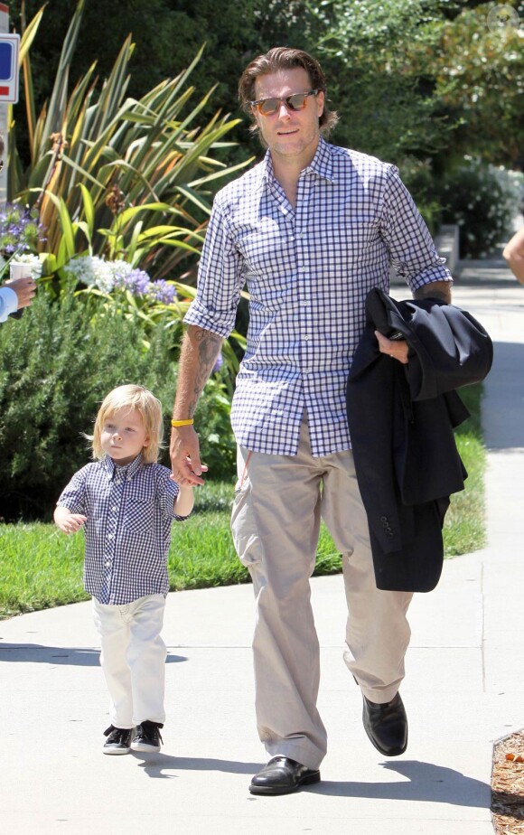 Tori Spelling et Dean McDermott avec leurs enfants à Los Angeles, le 15 juillet 2010
