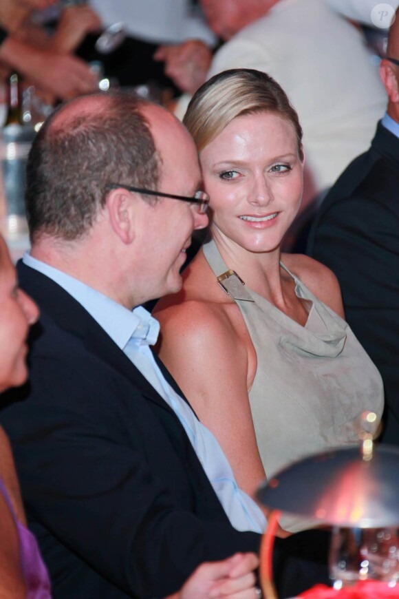 Le 16 juillet 2010, S.A.S. Stéphanie de Monaco organisait au Sporting le gala de bienfaisance estival de Fight Aids Monaco. Yannick Noah a tardé à arriver, mais pas le prince Albert et sa superbe fiancée Charlene Wittstock.
