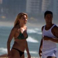 Ronaldinho : Sur la plage, il se dépense sans compter avec sa nouvelle chérie !