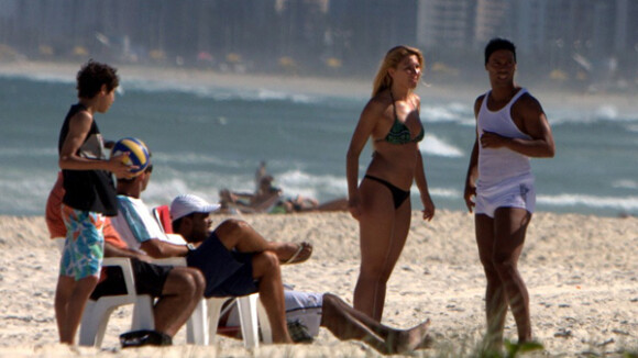 Ronaldinho : Sur la plage, il se dépense sans compter avec sa nouvelle chérie !