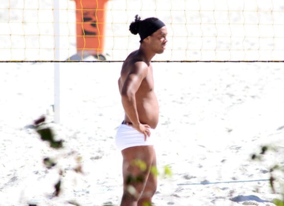 Ronaldinho et sa nouvelle compagne passent des vacances sur une plage de Rio de Janeiro